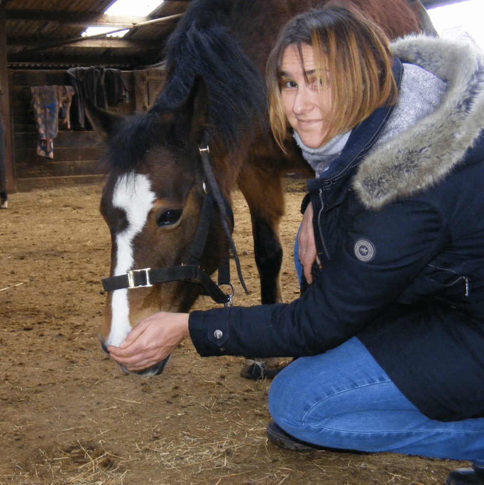 un poney de  club profite de sa première expérience d'Equine Breathing