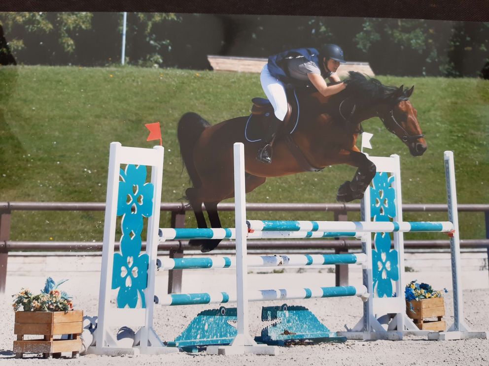 Upton et Caroline sautent un obstacle